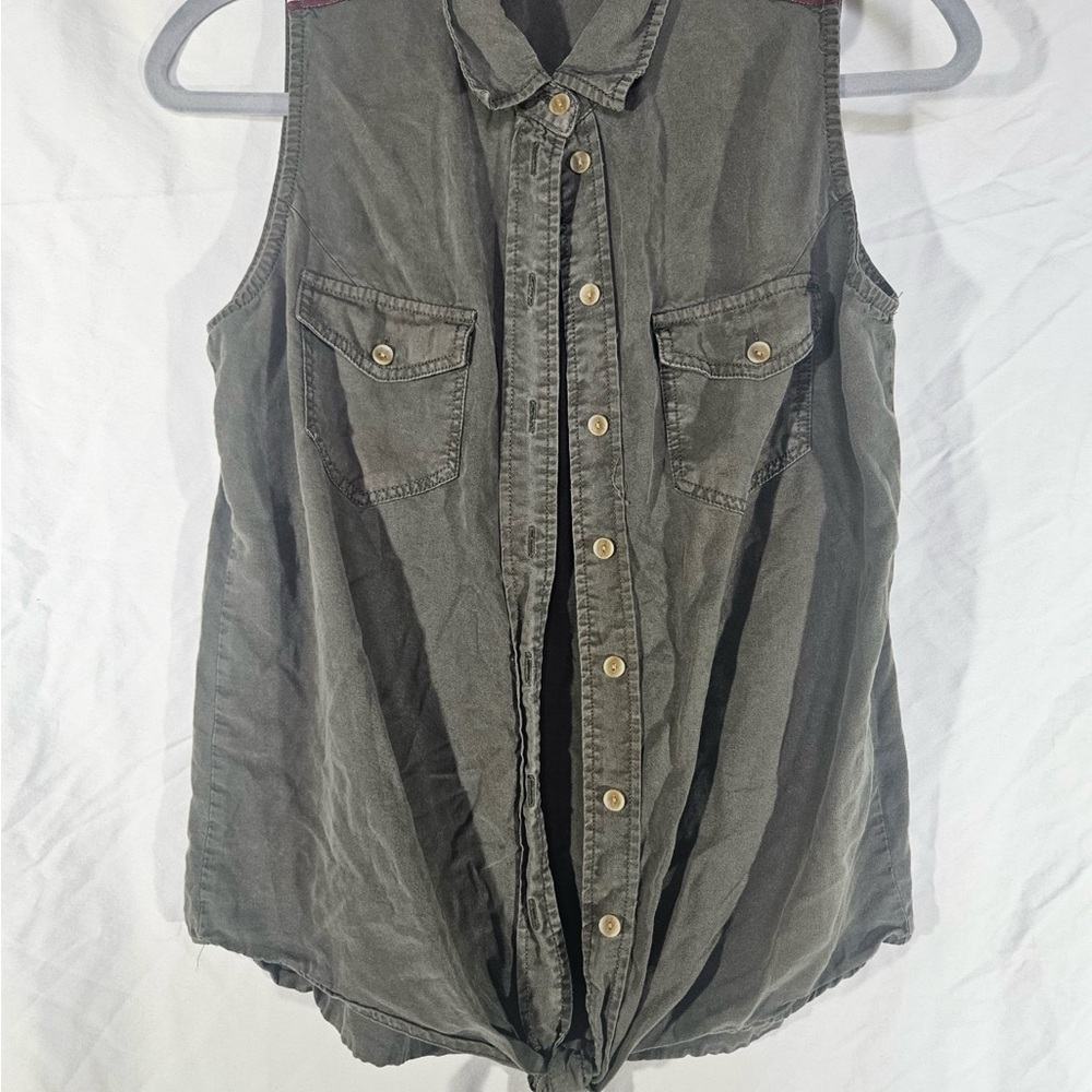 Sleeveless Button-Up Shirt in Olive